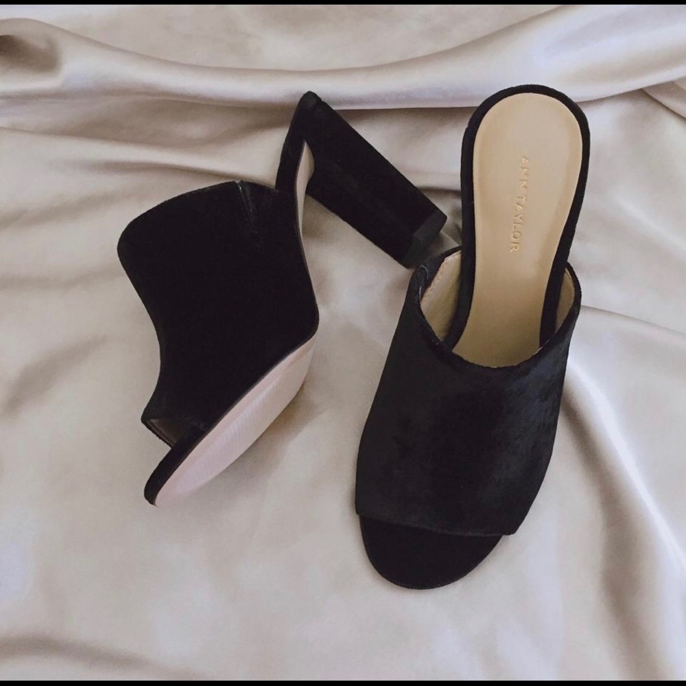BRAND NEW Hayden Ann Taylor Mules Heels Velvet 8.5